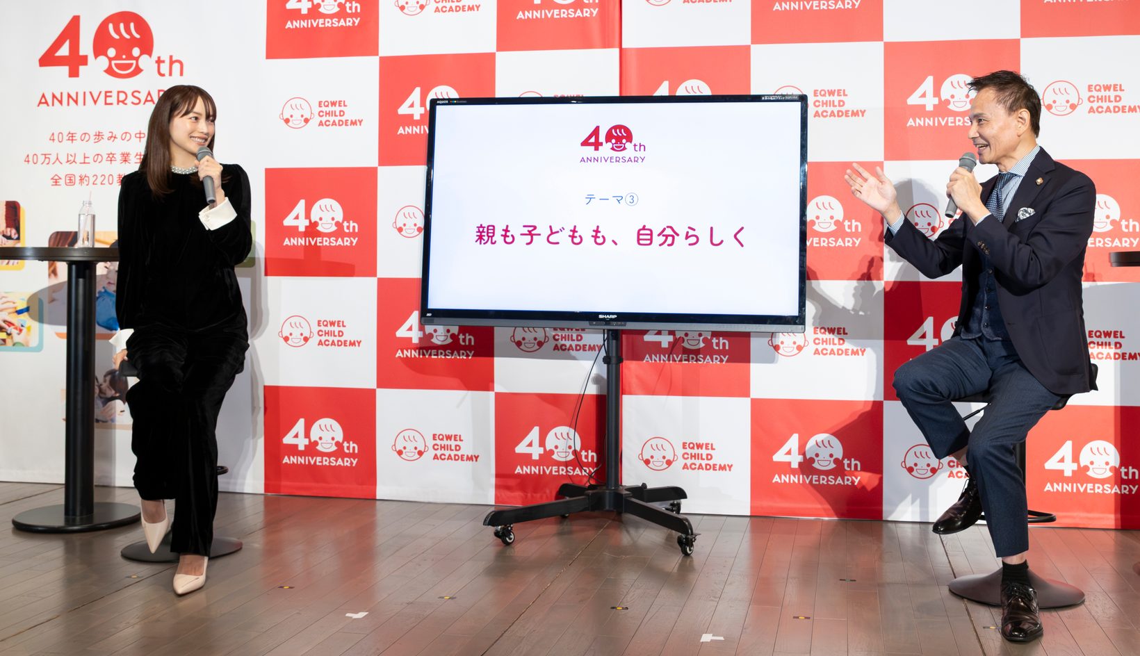 40周年記念イベントの会場で話す蛯原友里さんと浅間大介さん
